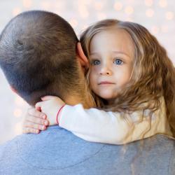 La Convention internationale relative aux droits de l'enfant affirme clairement que les enfants ont le droit à la protection contre toutes les sortes de violences et maltraitances physiques ou morales