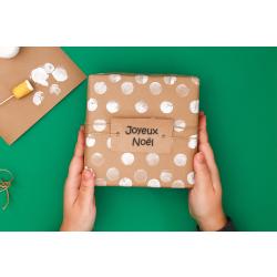 Réalisez des emballages cadeaux originaux et créatifs pour Noël. Avec un peu de papiers unis et des tampons faites de l'emballage cadeau une activité créative ludique pour les enfants.