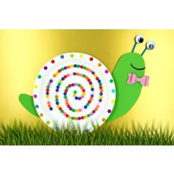 Un bricolage facile et amusant qui permettra aux enfants de fabriquer un escargot rigolo en utilisant une assiette en carton, des perles et du papier. Cette activité ludique qui combine découp