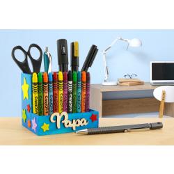 Offrez un cadeau fait main pour la fête des pères ! Réalisez un pot à crayons coloré avec peinture, crayons cire et stickers.