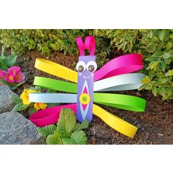 Découvrez aujourd'hui une astuce simple pour fabriquer des jolis papillons plein de couleurs avec des bandes de papier. Une activité créative facile qui allie découpage et collage à faire