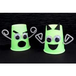 Une activité facile pour Halloween qui permettra aux enfants de fabriquer des petits fantômes en utilisant des gobelets en carton et de la peinture phosphorescente. Ce bricolage amusant permettra de f