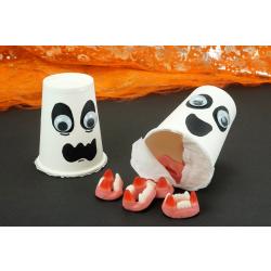 Voilà un bricolage tout simple et pas cher qui va ravir les enfants pour Halloween ! Nous allons fabriquer des petits fantômes à l'aide de gobelets et les remplir de bonbons.