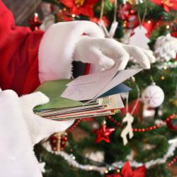 Il n'est pas nécessaire de mettre un timbre sur l'enveloppe pour envoyer la lettre au Père Noël de vos enfants. Mais pour avoir une réponse, il y a des consignes à respecter.