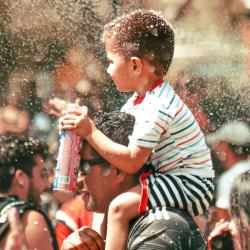 Rock en Seine interdit les moins de 3 ans. Mais le chiffre qui compte est 94 dB : ce que dit la loi sur le volume sonore, et à quel âge emmener son enfant.