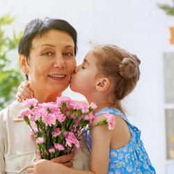 Des idées de bricolages pour que les enfants puissent préparer un cadeau pour la fête de leur grand-mère le 3 mars 2019. La Fête des grands-mères 2019 approche à grands pas et nous vous proposons des 