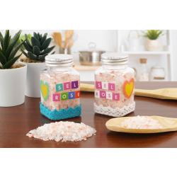 Une activité facile et pleine de tendresse : créez un pot de sel rose décoré à offrir pour la fête des parents. Matériel à retrouver sur 10doigts.fr