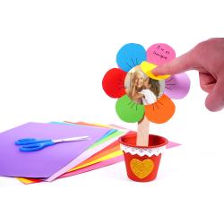 Voilà un super bricolage plein d'amour à faire avec les enfants !Dans cette activité nous allons réaliser une fleur en papier cachant de jolies messages planter dans un petit pot en plastique.