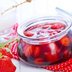 Vous cherchez une recette avec des fraises ? Voici la gelée de fraises ! Un délice sucré à tartiner que les enfants adorent déguster le matin au petit déjeuner ou sur une crêpe au goûter. Une bonne ma