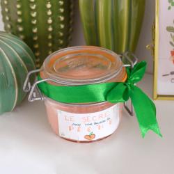 Comment faire un gommage DIY à la maison avec les enfants ? Découvrez notre recette facile et rapide qui est parfaite à faire avec les enfants et qui sera un cadeau original à offrir pour la Fête des 