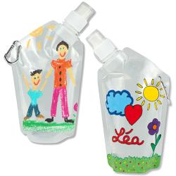 Une gourde c’est toujours pratique pour l’hydratation l’enfant en plein air, pour les sorties et pour les jeux d’extérieur. Voici une idée de gourde à personnaliser avec ses propres créations ! Cette 