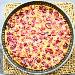 Gratin de fruits rouges : groseilles, cassis, framboises, mûres et mirtilles réalisé avec des fruits surgelés. Un dessert tout simple à faire en toute saison. Il ne demande que 10 mn de prép