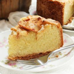 Voici une recette ancienne de gâteau aux pommes comme le faisaient nos grand-mères. Ce gros gâteau régalera tous les convives ou petits invités d'un goûter d'enfants et les enfants adoreront le prépar
