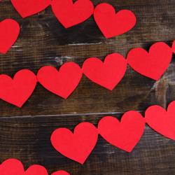 Un bricolage facile, rapide et pouvant être fait à la dernière minute pour la saint Valentin, la fête des mères ou la fête des grands-mères. Ce bricolage est une guirlande de coeurs