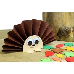 Découvrez un bricolage facile qui permettra aux enfants de fabriquer des hérissons tout mignons à l'aide de quelques feuilles de papier !