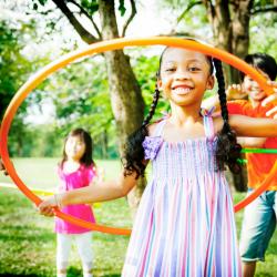 Le hula hoop est un jeu qui se pratique avec un cerceau. Le but du jeu : faire tourner le cerceau autour de la taille en balançant la hanche. Beaucoup joué chez les enfants, il est aussi une pratique 