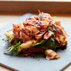 Une recette toute simple pour finir les restes de jambon blanc. Le jambon est cuit et glacé au vinaigre balsamique. Une recette que les enfants adorent avec une bonne purée de pomme de terre ou de car