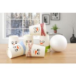 Découvrez comment transformer des gobelets en carton en adorables bonhommes de neige pour créer un jeu de chamboule-tout unique et personnalisé.