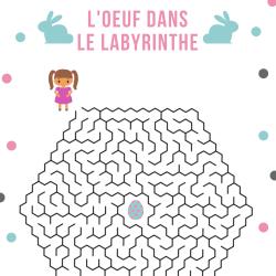Un jeu de labyrinthe gratuit , à imprimer pour s'amuser tout en entrainant la dexterité, l'observation et la logique. Aide la petite fille à trouver le centre de l'oeuf labyrinthe pour atteindre l'oeu