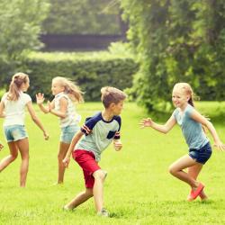 Règles et les principes du jeux des 4 coins, pour jouer en plein air ou lors des fêtes d'enfants. Jeu collectif avec ballon.