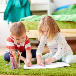 Une bataille au dessin, et tac ! Voici un jeu créatif à faire à deux ou par équipe. Le principe est simple : un dessin est construit à tour de rôle, le perdant est celui qui abandonne le des