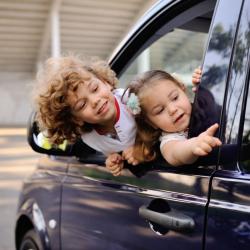 Un jeu de rapidité et de réflexion pour trouver quelque chose d’une couleur donnée. Un jeu pour passer le temps en voiture et apprendre à réfléchir sous la pression. Le gagnant es