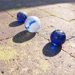 Les enfants adorent les jeux de billes. Ces jeux existent depuis longtemps, et aujourd'hui encore on les retrouvent dans les cours de récréation. Les jeux de bille sont pratique, ils peuvent se jouer 
