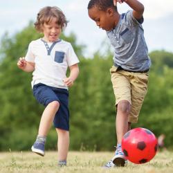 Les jeux de courses sont très populaires auprès des enfants. Ce sont souvent des jeux de plein air souvent collectifs où ils peuvent se dépenser dans la bonne humeur. Retrouvez toutes nos idées de jeu