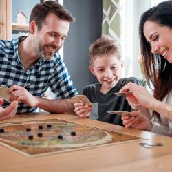Retrouvez nos sélections de jeux de société enfants à partir de 2 ans. De quoi s'amuser en famille.
