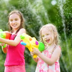 Les enfants adorent les jeux d'eau, retrouvez sur cette page tous les jeux d'eau à faire avec les enfants. Les pistolets à eau, la bombe à eau, la pêche aux canards... Des jeux pour s'amuser tout en s