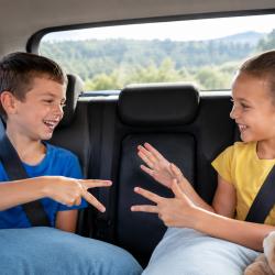 Tous les parents le savent, passée la première demi heure (et encore !) les enfants commencent à s'ennuyer en voiture. Au mieux ils râlent en demandant toutes les 10 secondes « maman quand est-ce qu