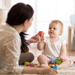 Jouer avec son bébé ou un jeune enfant : Le jeu permet les erreurs et les erreurs permettent d'apprendre Le jeune enfant doit apprendre beaucoup de choses nouvelles en peu de temps les embûches, les e