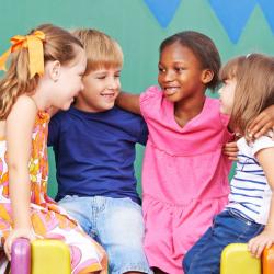 Jeu pour jouer avec les verbes. Qui ne connaît pas les Schtroumpfs et leur drôle de langage … Voici un jeu de langage inspiré des Schtroumpfs qui demande aux enfants de remplacer les verbes conjugués 