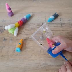 Des idées de jouets à fabriquer pour les vacances avec et pour les enfants. Ces jouets de vacances ont un parfum d'enfance ind&ea...