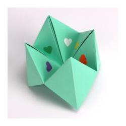 Des idées de pliages origami pour fabriquer des petits jouets en papier pour les enfants. Les pliages expliqués permettent d'obtenir un jouet en origami comme des poupées japonaises, des bateaux, des