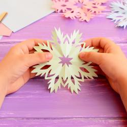 Au même titre que l'origami, le kirigami est l'art de sublimer le papier. Par le pliage pour l'un et par le découpage pour l'autre. Avec le kirigami, vous allez notamment pouvoir fabriquer une très be