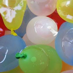 La bombe à eau est un classique des jeux d'eau que les enfants adorent. Des petits ballons de baudruche remplis d'eau pour que les enfants s'amusent à se lancer pour démarrer une véritable bataille ! 