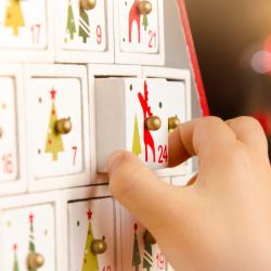 Comme tous les enfants le savent, Noël rime avec calendrier de l'avent. Et quel plaisir de pouvoir à chaque réveil, ouvrir une case en attendan...
