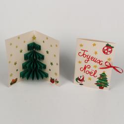 Voici une carte pop up de Noël avec un sapin 3D. Une activité de bricolage enfants pour réaliser une carte pop up pour Noël