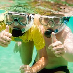 La chasse aux trésors aquatique est un jeu d'eau pour les enfants idéal à faire à la piscine. Il faut aller chercher des objet au fond de la piscine le plus rapidement possible. En équipe ou individue