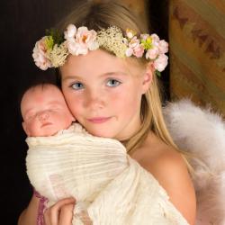 La crèche au sens strict est une auge, une mangeoire des animaux, c'est dans cette mangeoire que d'après la Bible Jésus a été placé à sa naissance. Par extension, la cr&egrav