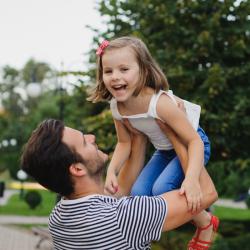 Découvrez comment la fete des peres est arrivée en France. Quelles sont les origines de la fete des peres en France ? Des origines américaines, mais aussi des choix français. Comment les papas en sont