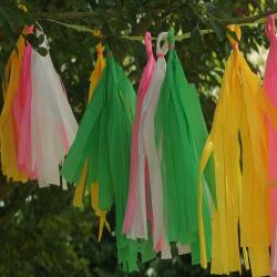 Activité de bricolage enfants pour réaliser une guirlande de fête en papier crépon