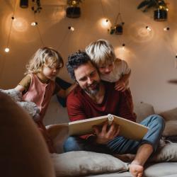 Appliqué d’abord aux adultes, le hygge s’adapte aussi parfaitement aux enfants. Découvrez nos trucs et astuces