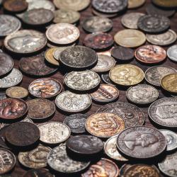 La monnaie métallique : un instrument d'échange. La monnaie métallique est la monnaie matérialisée par un métal. Elle est frappée depuis l'antiquité par les &eacut