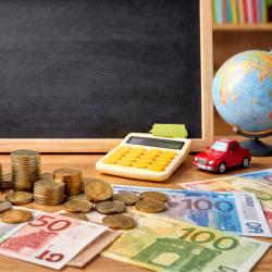 La monnaie, tout le monde sait ce que c'est, mais comment expliquer ce qu'est la monnaie aux enfants, ou comment répondre à leurs question sur son histoire et son origine ? Cette fiche tente d'apporte