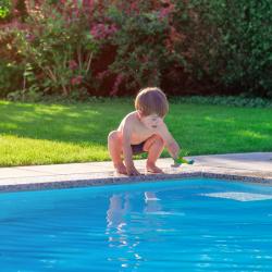 La noyade est le risque de l'été que ce soit au bord d'une piscine, d'un fleuve ou au bord de la mer. Où que vous partiez en vacances, redoublez de prudence dès qu'il y a un plan d'eau. Le risque est 