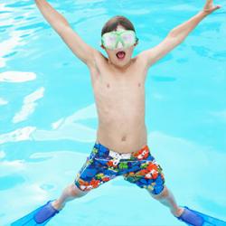 La piscine acrobatique est un des jeux d'eau les plus appréciés des enfants ! À chaque piscine on voit toujours les enfants sauter et y faire des pirouettes. Ici il s'agit de réaliser des figures en s