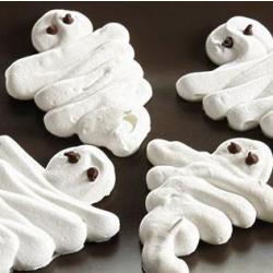Découvrez la recette des petits fantomes gateaux, parfaits pour Halloween. Ces gateaux terrifiants sont faciles à réaliser avec les enfants et seront parfaits pour un gouter d'Halloween. Retrouvez la 