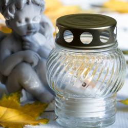 Le jour des défunts ( la fête des morts) se déroule le 2 novembre, c'est un jour de commémoration, de souvenir des morts et un jour de prière pour eux.